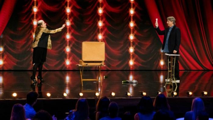 Bring the Funny TV Series: A contestant prepares to start her knife-throwing act with Jeff Foxworthy as her assistant. 
