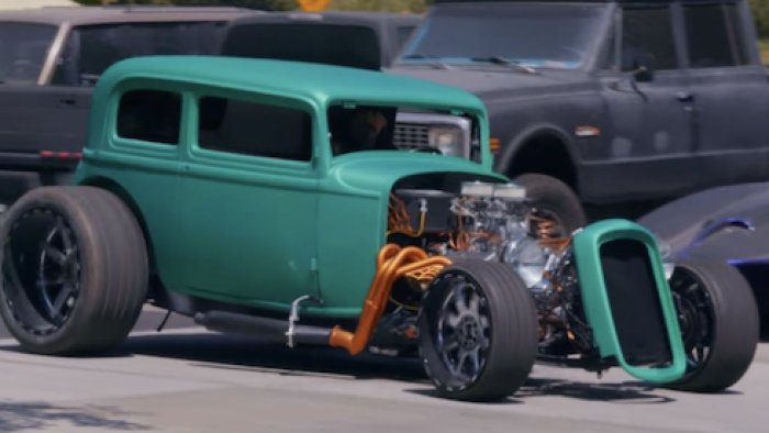 Car Masters: Rust to Riches screenshot 3: Retrofitted teal colored classic car. 