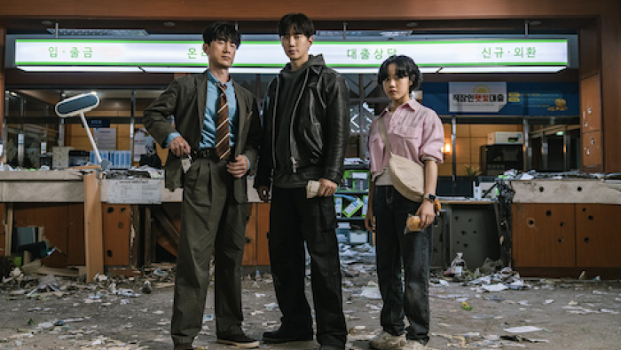 Cashero TV show screenshot 1: Byeon Ho-in, Kang Sang-un, and Bang Eun-mi stand together in a destroyed room. 