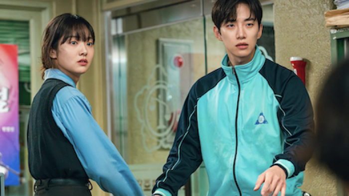 Cashero TV show screenshot 2: Kim Min-suk holds Kang Sang-ung hand and pulling him away,