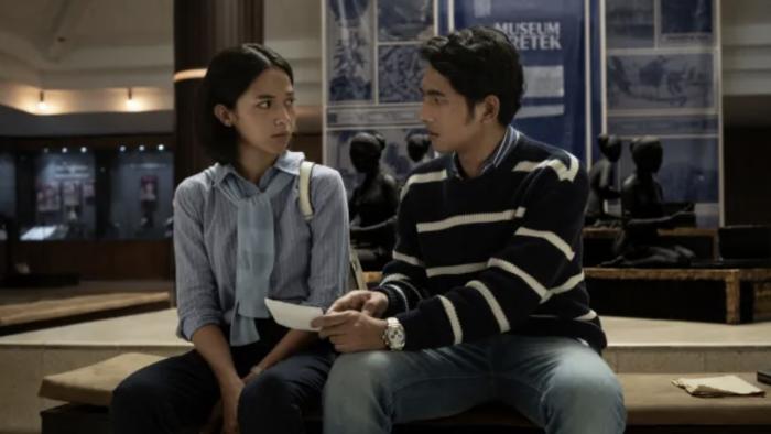 Cigarette Girl TV show screenshot 3: Putri Marino (L) and Arya Saloka (R) in ‘Cigarette Girl.'