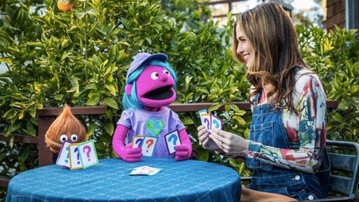 Club Mundo Kids: Romina Puga and the puppets, Coco and Maya, playing cards.