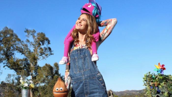 Club Mundo Kids: Romina Puga and the puppets, Coco and Maya, in the outdoors.