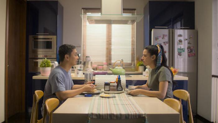 Comedy Chaos TV show screenshot 1: Panca and Loli sit across from each other at the dinner table