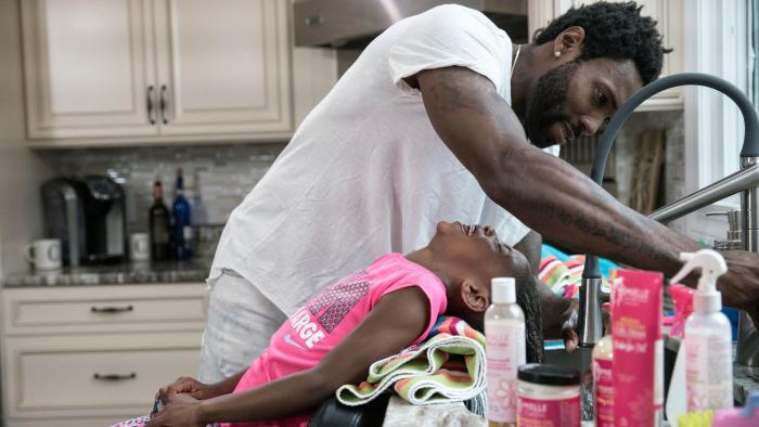The Cromarties TV Show: Antonio washes daughter's hair. 
