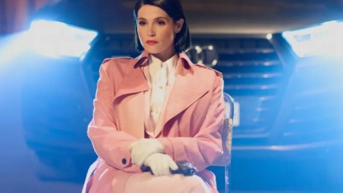 Culprits TV show screenshot 2: a woman sits in front of a car with its headlights on