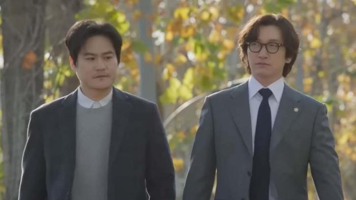 Cho Seung-woo and Kim Seong-gyoon walking outside.