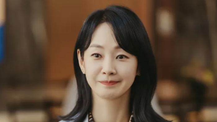 Doctor Cha TV show screenshot 4: Dr. Choi Seung-hee smiles straight into camera. 