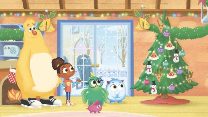 Esme & Roy: Holiday Spirit/Snow Worries: Roy, Esme, Simon, Snugs and Dumpling admire their decorated Christmas Tree.