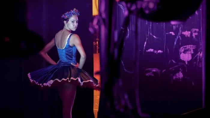 Étoile TV show screenshot 2: Eva waits in the wings to go onstage, dressed in a blue costume and looking over her shoulder at the camera. 