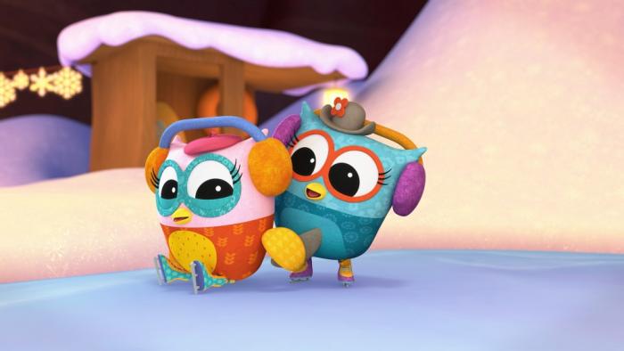 Eva The Owlet Holiday Special TV show screenshot 1: Lucy helps Eva when she falls down ice skating.
