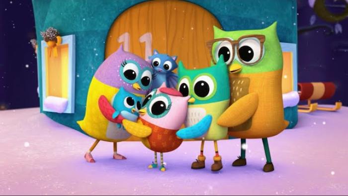 Eva The Owlet Holiday Special TV show screenshot 4: The Wingdale family hug each other outside their treehouse.  