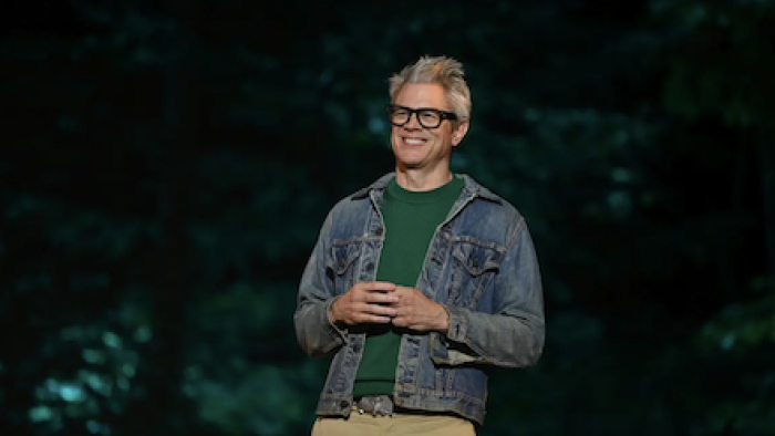 Fear Factor: House of Fear TV show screenshot 1: Johny Knoxville in blue shirt and white hair. 