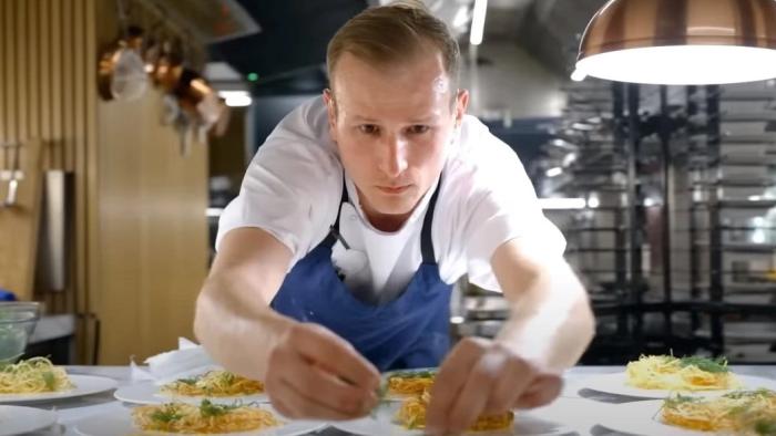 Five Star Chef TV show screenshot 1: a contestant plates his food for the judges