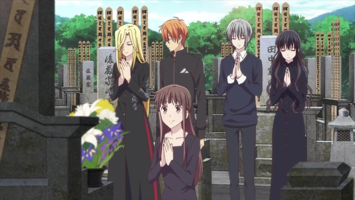 Fruits Basket: Tohru kneels in front of a grave while Uo, Kyo, Yuki, and Hanajima stand behind her