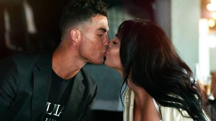 I am Georgina TV Show: Georgina and Cristiano share a kiss.