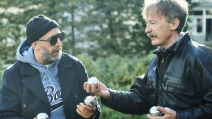 German Genius TV show screenshot-3. Ramadan holds silver balls with actor during walk. 