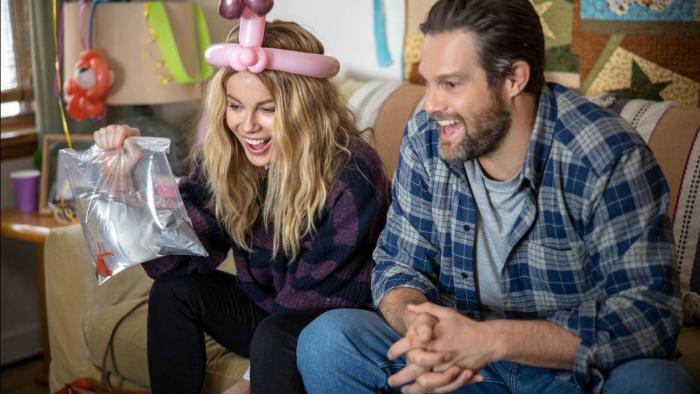 Guilty Party: Beth (Kate Beckinsale) and Marco (Geoff Stults) at a party