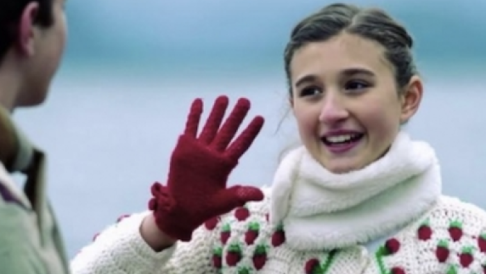 Heidi, Bienvenida a Casa TV Series: Heidi greets Pedro in the mountains. 