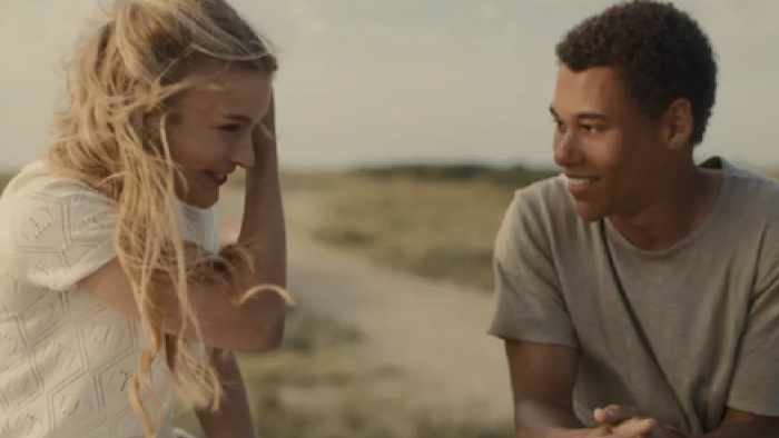 High Tides TV show screenshot 3: Louise (Pommelien Thijs) and Daan (Eliyha Altena) at beach.
