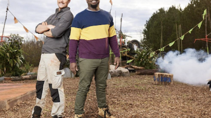 I Survived Bear Grylls screenshot 1: Bear Grylls and Jordan Conley stand back to back on a dirt ground. 