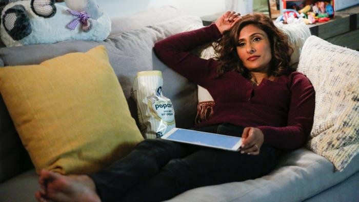I Feel Bad TV Series: Emet takes 20 minutes to chill. 