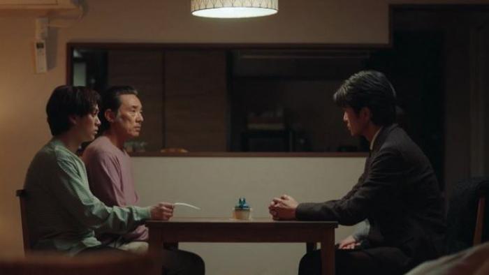Ignite TV Show: Ryo Uzaki speaks with two clients as they sit at a table together