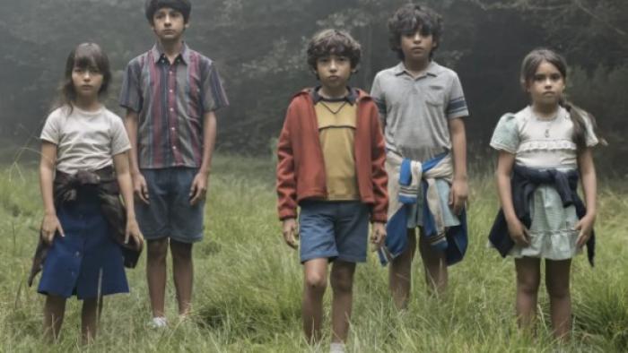 I'm Not Afraid TV show screenshot 1: five children stand at a threshold