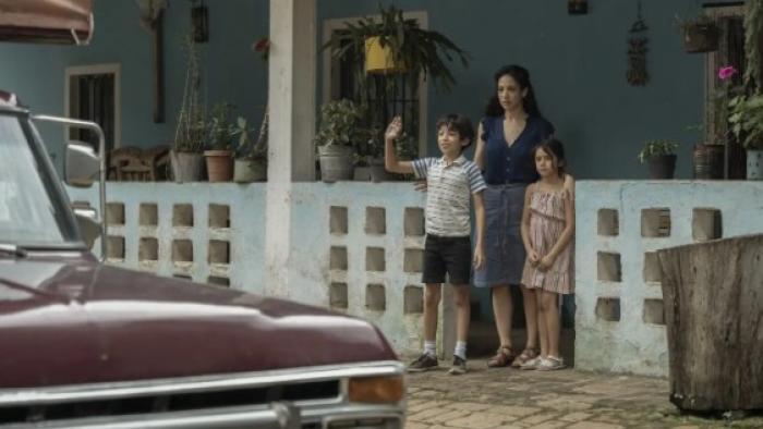 I'm Not Afraid TV show screenshot 3: the family watches their father drive off