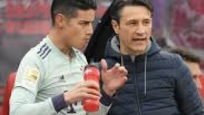 James. screenshot 3: Soccer coach giving instructions to James Rodríguez holding a red water bottle.