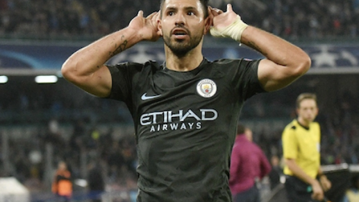 Kun by Agüero screenshot 3: Sergio holds hands to ears during match. 