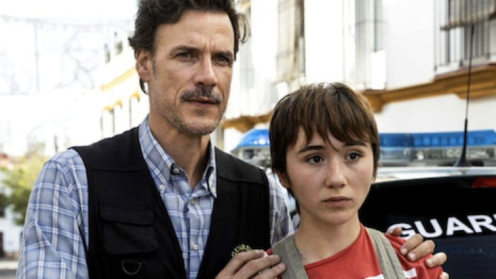 La chica invisible TV show screenshot 1: Miguel Angel holds Julia by shoulders as they look at something on street. 