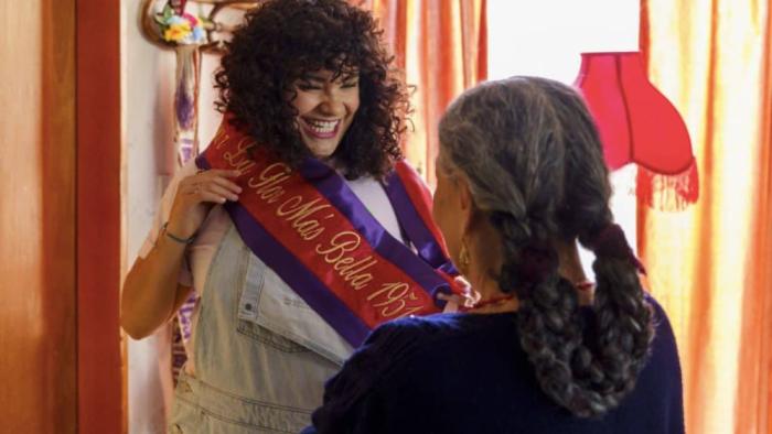 La flor mas bella/The Most Beautiful Flower TV show screenshot 4: A curly-haired Latina teen puts on a sash