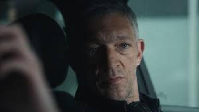Liaison TV show: Vincent Cassel looks serious, in a car