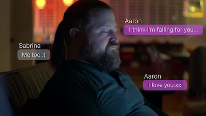 Love Con Revenge TV show screenshot 3: Text messages appear on screen around a man with long hair and beard.