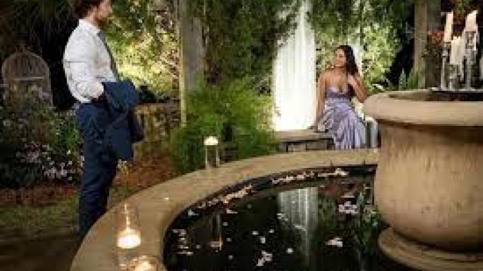 Love in Fairhope screenshot 3: a young man and woman talk by a fountain