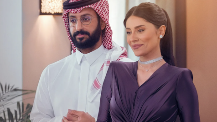 Love is Blind, Habibi TV show screenshot 2: Hosts Khaled Saqr and Elham Ali stand together. 