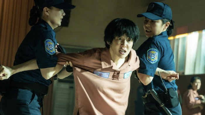 Mask Girl TV show screenshot 4: Go Hyun-jung plays Kim Mo-mi with short hair being held by two prison gards. 