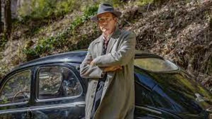 Monsieur Spade TV show screenshot #1: Sam Spade (Clive Owen) leans against a car