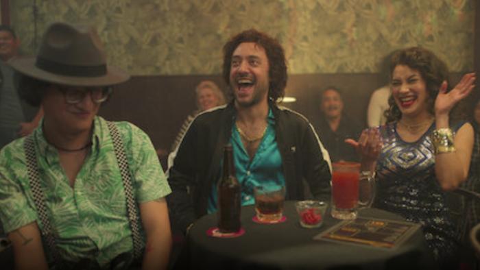 Nothing to See Here TV show screenshot 3: Kike Vazquez and other actors are sitting on a table laughing