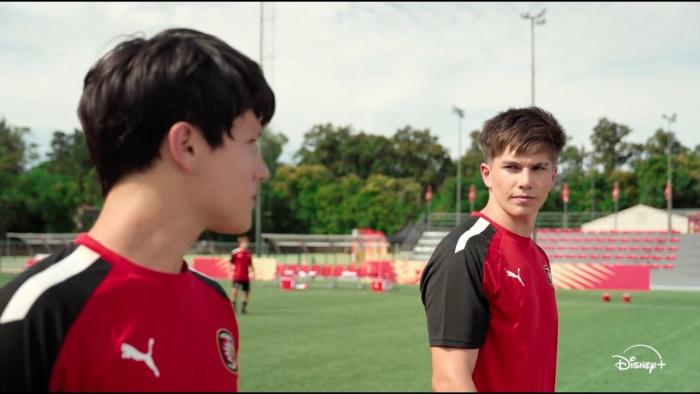 O11CE New Generation TV: In the field, Gael and Benjamin stare at each other like competitors.