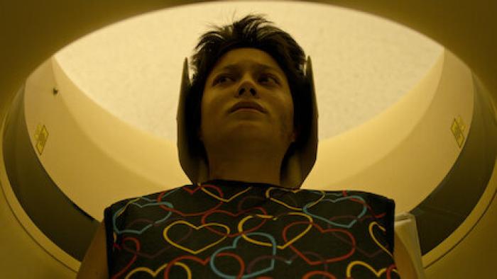 Open Your Eyes TV show screenshot 2: Julia wears a worried expression, pictured from shoulders up inside an MRI machine.