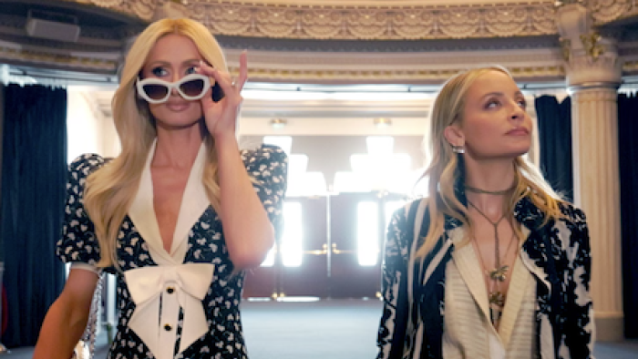 Paris & Nicole: The Encore screenshot 3: Paris and Nicole walk into a theater. 