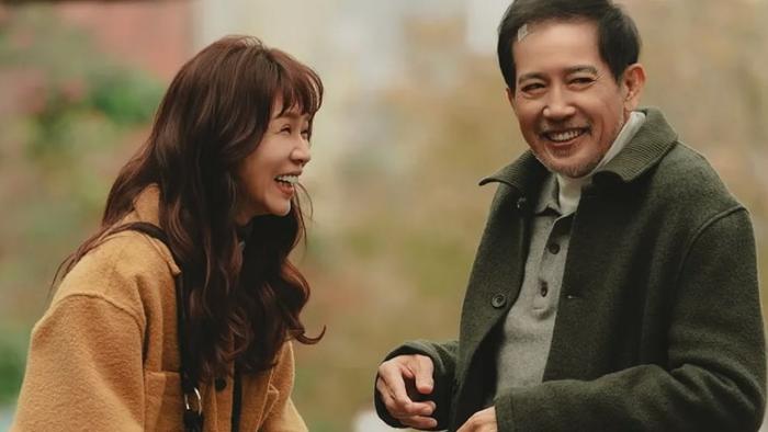 Forget You Not TV show screenshot: A brunette Asian woman and an elderly Asian man with a band-aid on his forehead laugh together