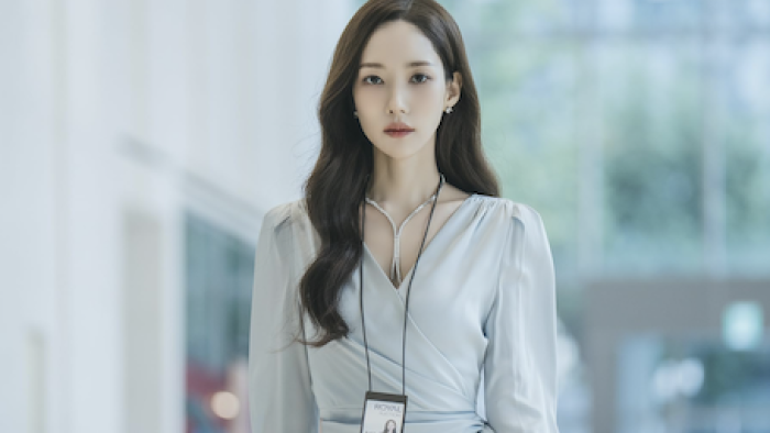 Siren's Kiss TV show screenshot 1: Han Seol-ah wearing silver white and badge around neck.