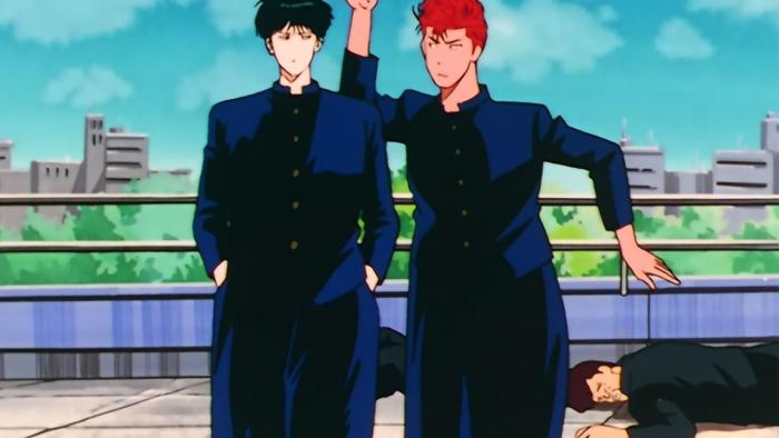 Slam Dunk TV show screenshot 3: Hanamichi compares his height to Rukawa's. They're on the school rooftop, two teens on the ground behind them.