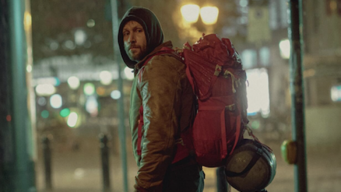 Sleeping Dog Screenshot 1: Mike Atlas uses red backpack as he walks the streets. 