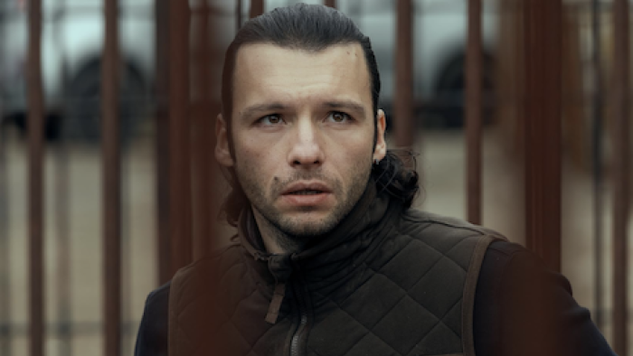 Suburraeterna screenshot 1: Marlon Joubert as Damiano Luciani stands by dog cage.