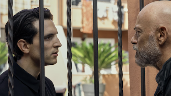 Suburraeterna screenshot 2: Spadino Ancleti talks to Amadeo Cinaglia through iron rails. 