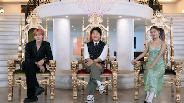 Super Rich in Korea TV show screenshot 1: Bambam, Cho Saeho, and Mimi on thrones and commenting about the series.